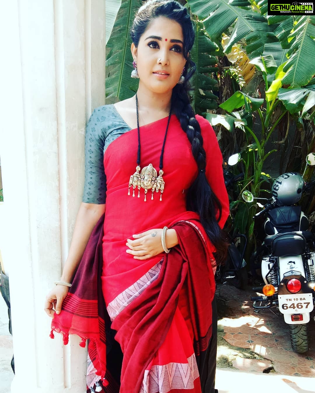Sandra Amy Instagram - Khadhi cotton saree by my sweet sponser @naasfashionwear limited collections Earrings @crazeecollections Statement perumal neackpeice @krttikachennai