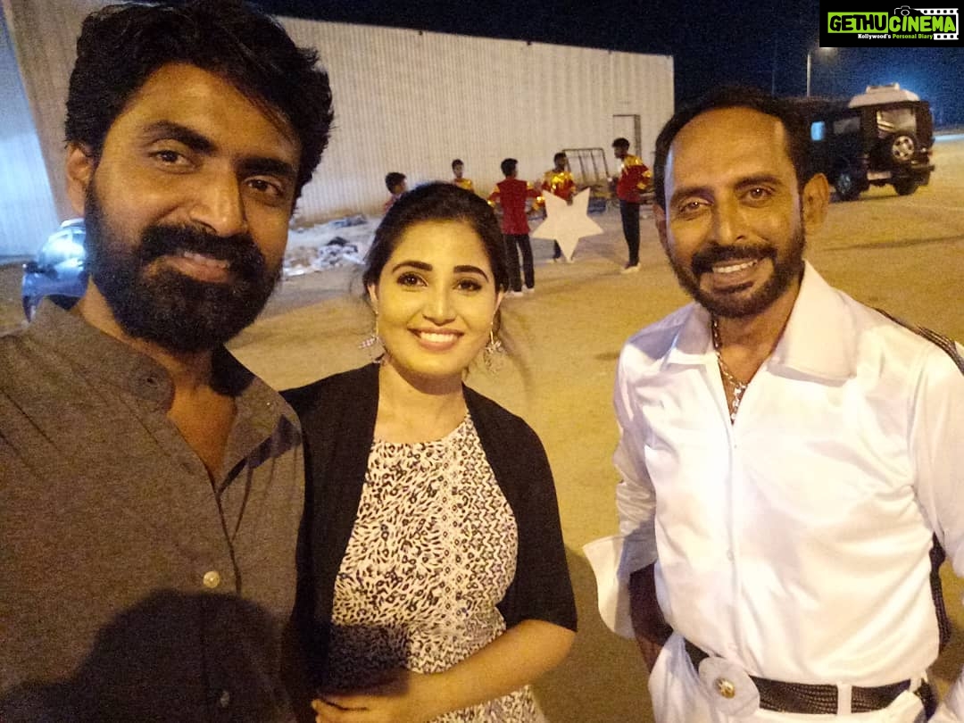 Sandra Amy Instagram - Bhnd the screen...wt anand babu sir.. I m a big fan f his foot steps #iamaadiscodancer#😍😍😍.. And a big fan f #kaadhalkadithamvarainthein# song 😍😍😍😍