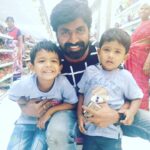 Sandra Amy Instagram - When chinnathambi meets his youngest fans 😂😂😂😂it was full f fun to watch thse kids calling him chinnathambi nd gvn flying kisses.. #adorablemoments#😍😍😍@prajinpadmanabhan (request to media: inda pic enga kozhandeinganu solli yarum you tubela post share pannadeenga... Alrdy nireye pics aachu🙈🙆)