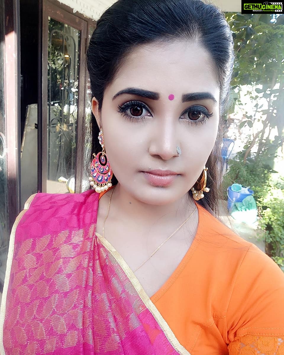 Sandra Amy Instagram - Meenakari earring courtesy by @s_h_a_p_r_i 😍😍