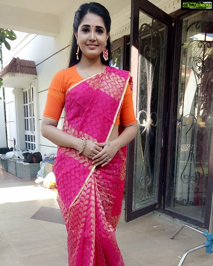 Sandra Amy Instagram - Saree courtesy @s_h_a_p_r_i Earrings @s_h_a_p_r_i Blouse @naasfashionwear