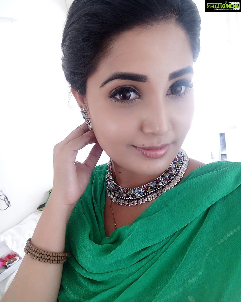 Sandra Amy Instagram - Jwellery from @flutterbridalstore đđ I cn actly try a muslim role knwđ