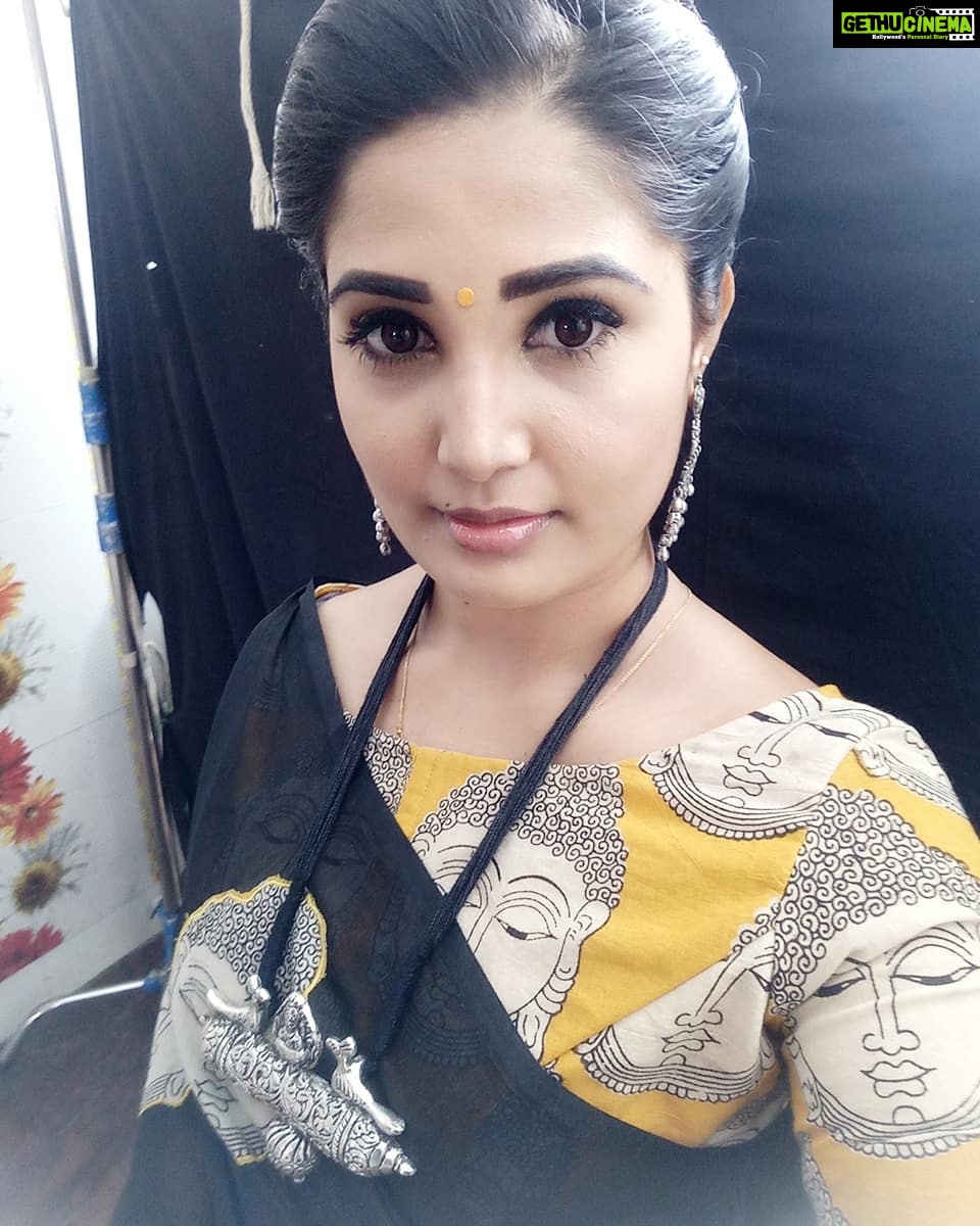 Sandra Amy Instagram - All abt today 😍😍😍 Saree & blouse @goldenpanachee Jewellery @debellezza_wearnshare 😍😍