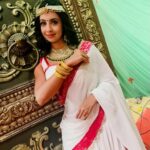 Sanjjanaa Instagram - #100episodes grand celebration on the sets of #swarnakhadgham , bless us for many more 100’s of episodes to come , we are celebrating success across four languages already @etvtelugu , #colourstamil #coloursodia , #coloursbangla ❤️❤️ also the telecast is going to happen in many more colours channels language regionally in India and even nationally in Hindi soon , as Swarnakhadgham is produced by @ARKA mediaworks & colours channel in collaboration , directed by television king himself @satyayata @yatanaveena , project produced by @arkamediaworks the producers of #Bahubali . Jewellry by @rubansaccessories @chinu_kala , Outfit by @neerusindia 💝 Hair & make up by @gotomirrors . Ramoji Film City