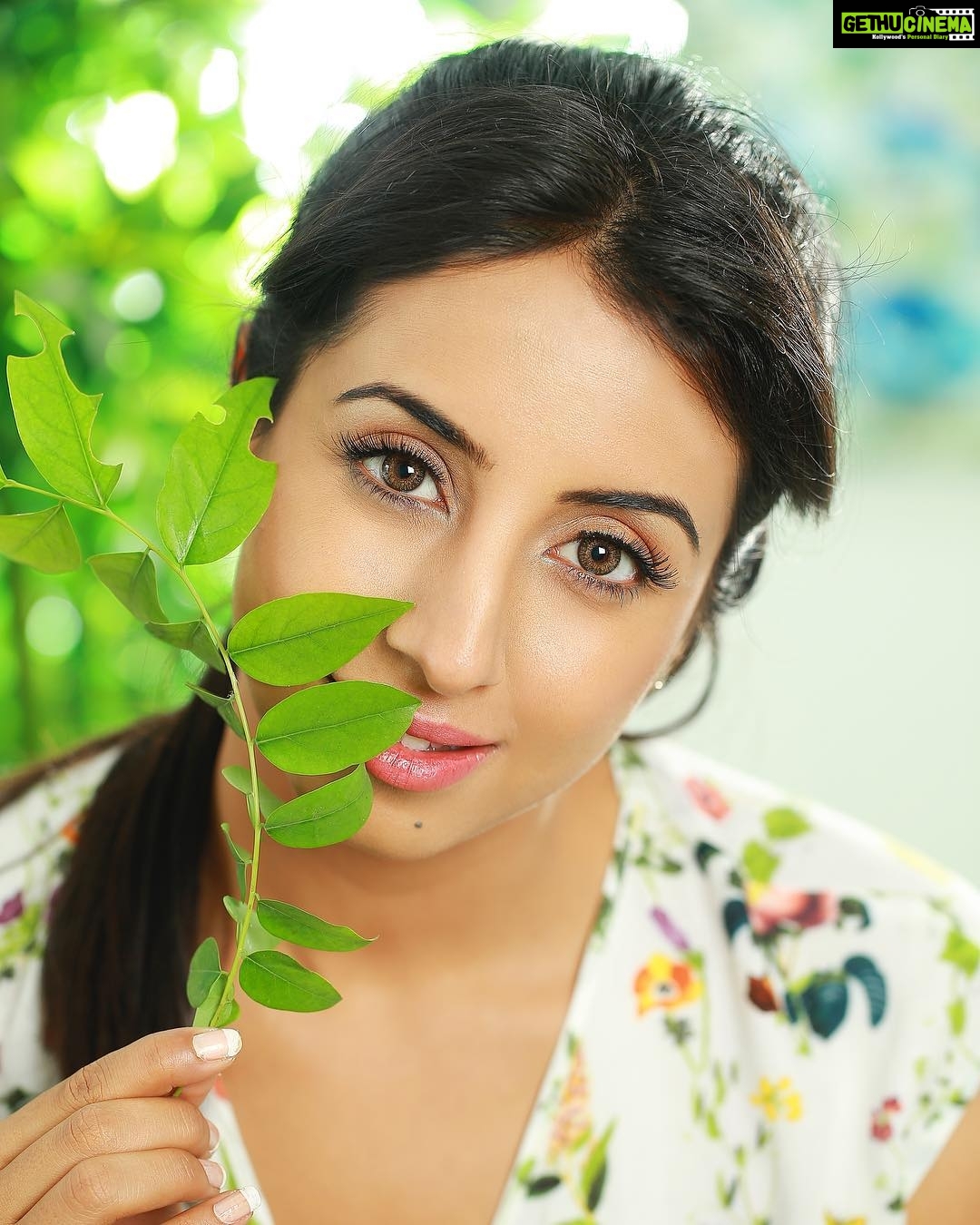 Sanjjanaa Instagram - Thank you to the entire team to have made me look so fresh and adorable , @aghoshvyshnavam photography. styled by @nischayniyogi , hair & make up by @gotomirrors , look curated by - vijaylakshmi goodapathi chairperson #mirrorsluxurysalons . Indiranagar
