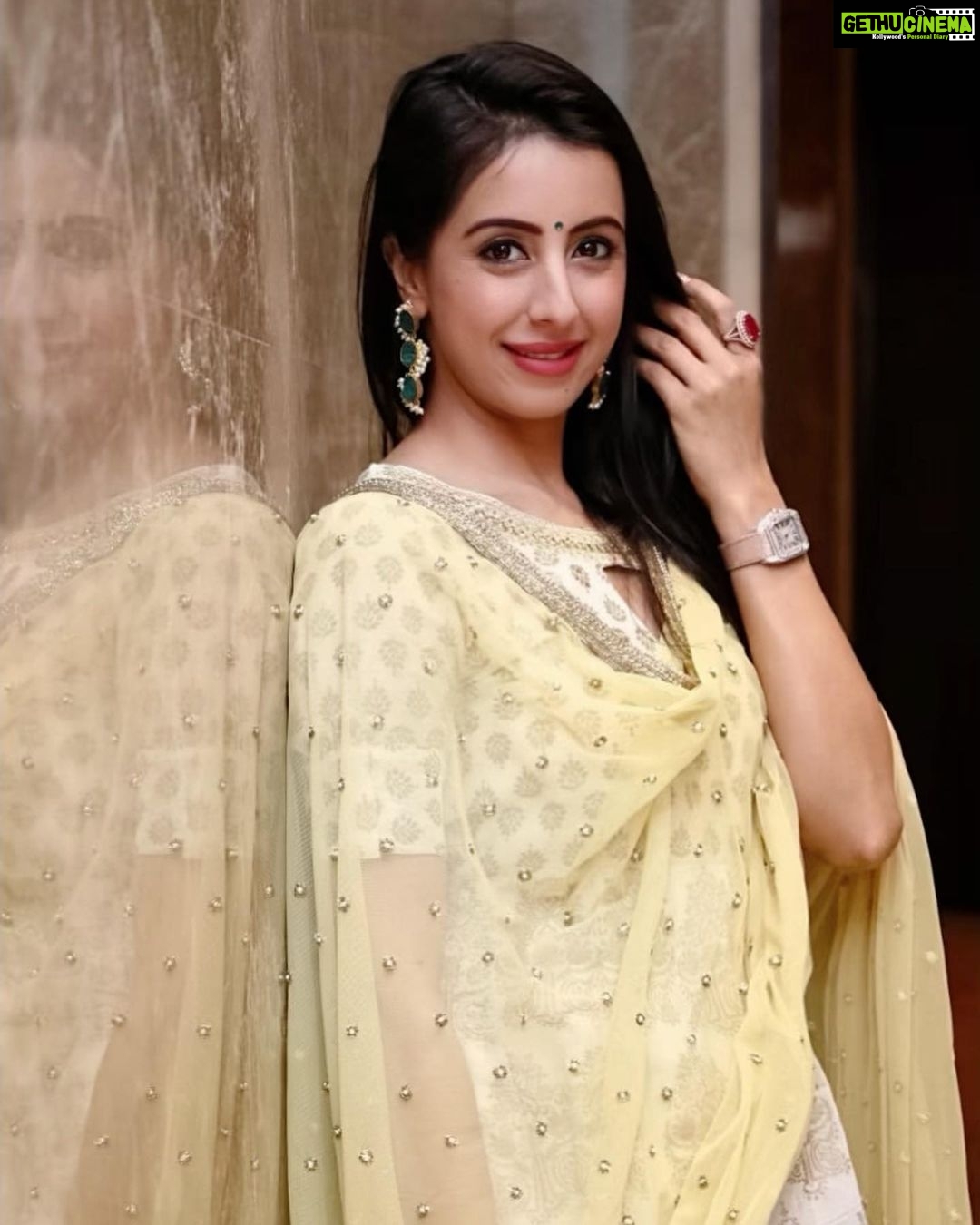 Sanjjanaa Instagram - Attending the launch of #IRuDHuRuvam the 1st tamil web series to be launched on @sonylivindia application hea at #TajCoramandel in #Chennai . Can’t wait for my webseries #Aivar which is in post production stage right now to be aired on the same Ott platform this November . #influencercon2019 ,#influencerconference2019 #influencerconference #influencerconsulting