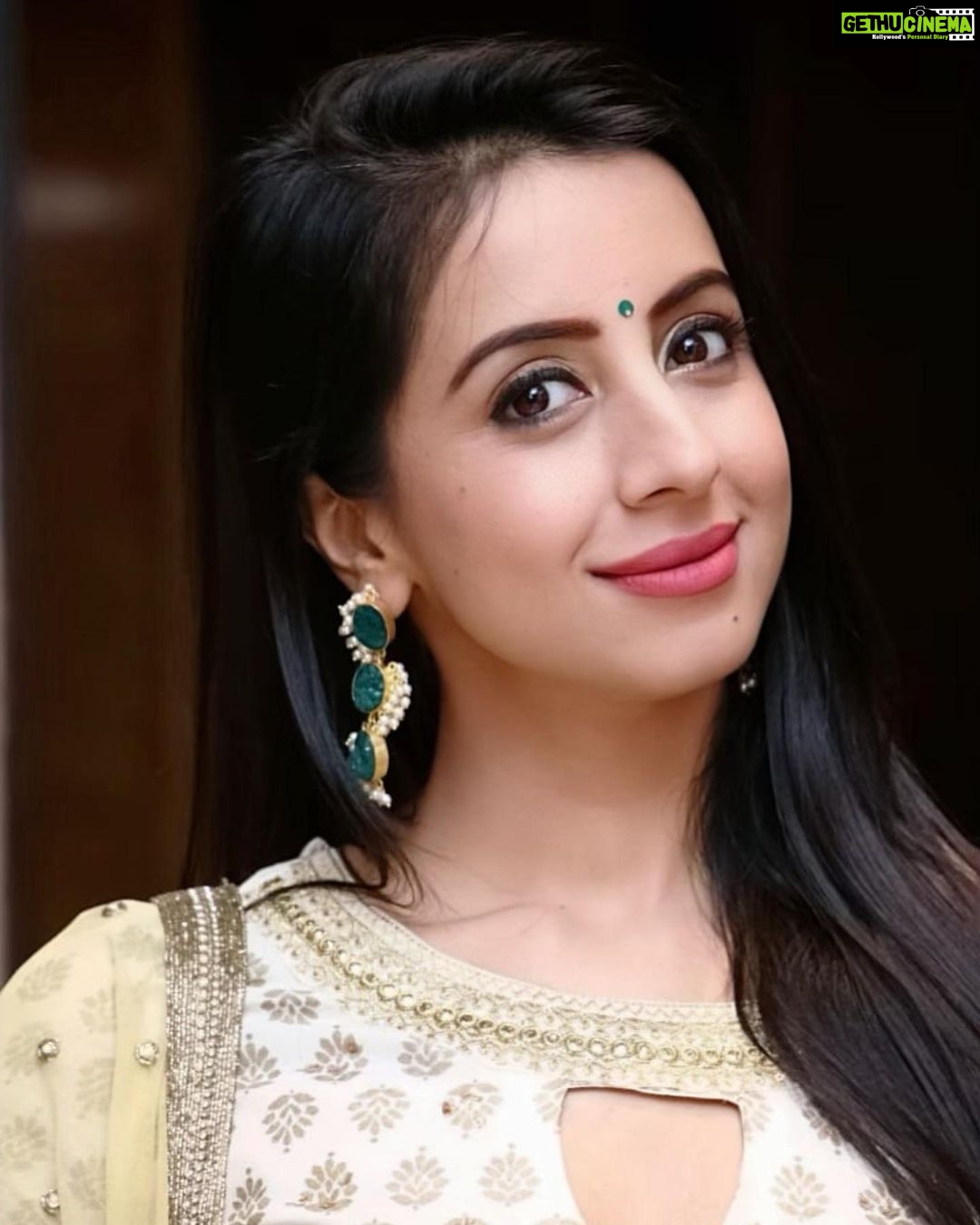 Sanjjanaa Instagram - Attending the launch of #IRuDHuRuvam the 1st tamil web series to be launched on @sonylivindia application hea at #TajCoramandel in #Chennai . Can’t wait for my webseries #Aivar which is in post production stage right now to be aired on the same Ott platform this November . #influencercon2019 ,#influencerconference2019 #influencerconference #influencerconsulting