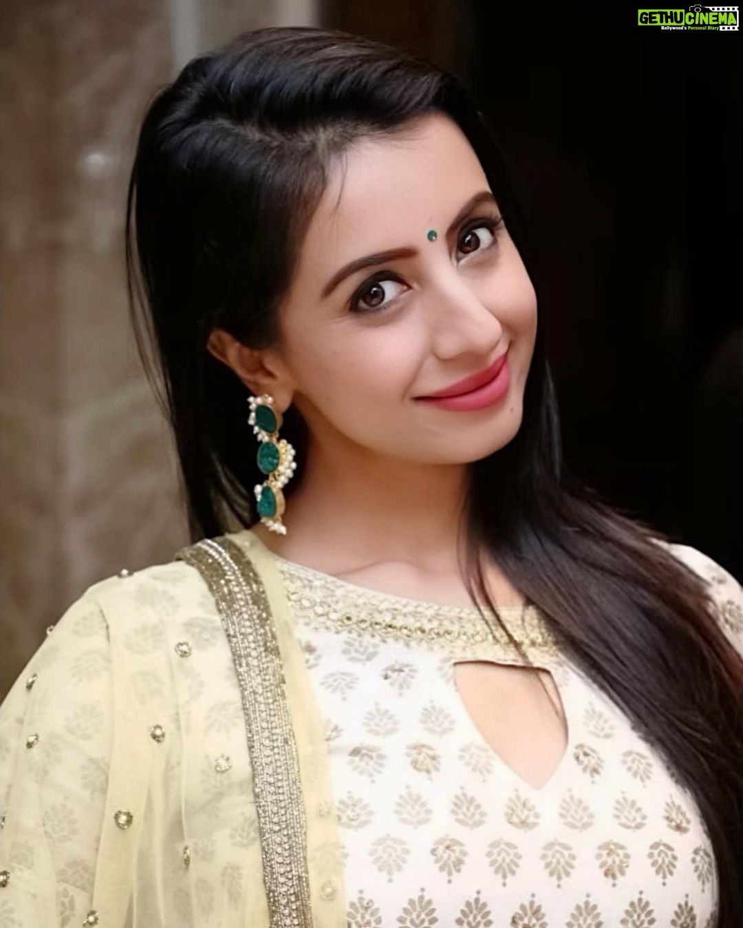 Sanjjanaa Instagram - Attending the launch of #IRuDHuRuvam the 1st tamil web series to be launched on @sonylivindia application hea at #TajCoramandel in #Chennai . Can’t wait for my webseries #Aivar which is in post production stage right now to be aired on the same Ott platform this November . #influencercon2019 ,#influencerconference2019 #influencerconference #influencerconsulting