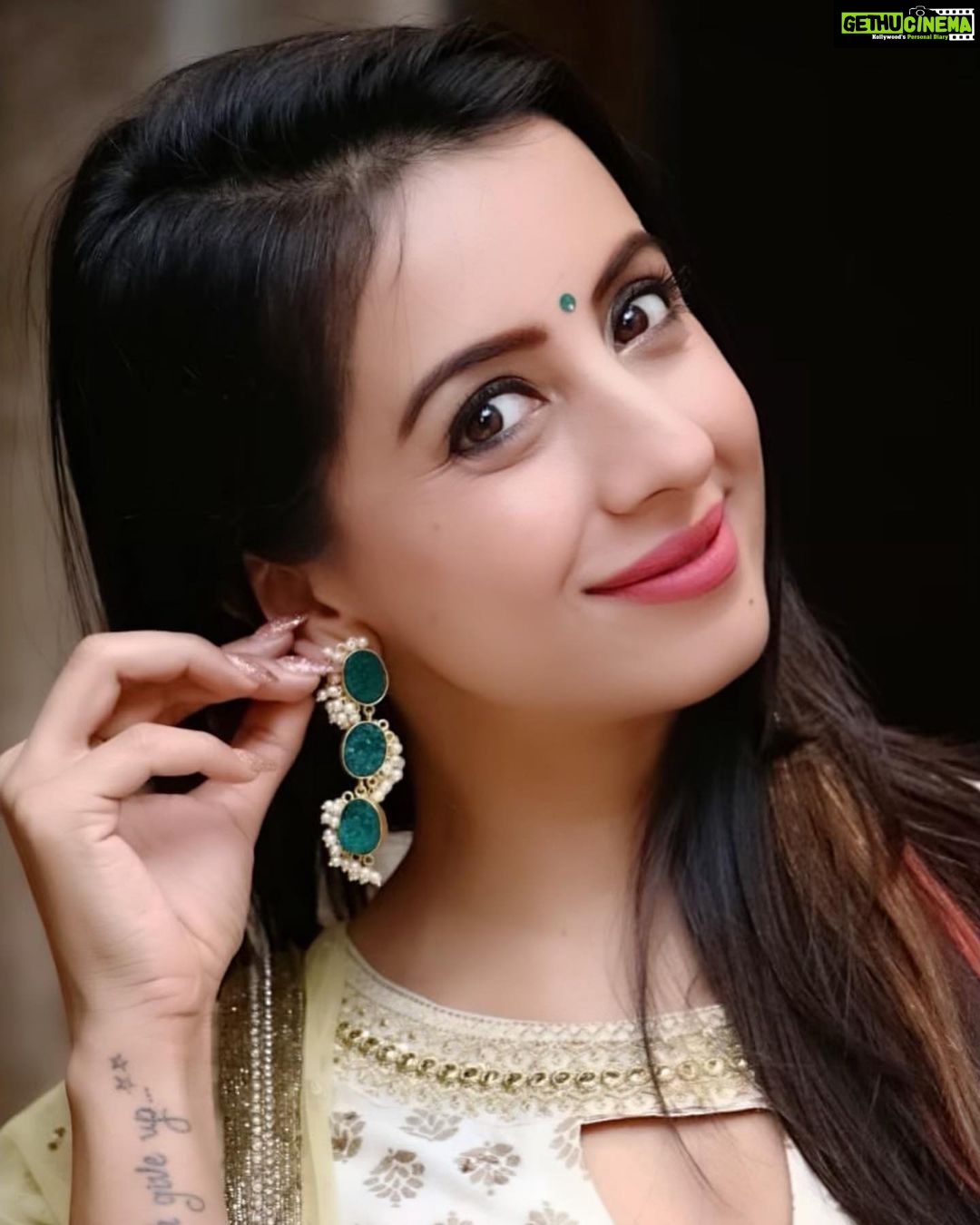 Sanjjanaa Instagram - Attending the launch of #IRuDHuRuvam the 1st tamil web series to be launched on @sonylivindia application hea at #TajCoramandel in #Chennai . Can’t wait for my webseries #Aivar which is in post production stage right now to be aired on the same Ott platform this November . #influencercon2019 ,#influencerconference2019 #influencerconference #influencerconsulting