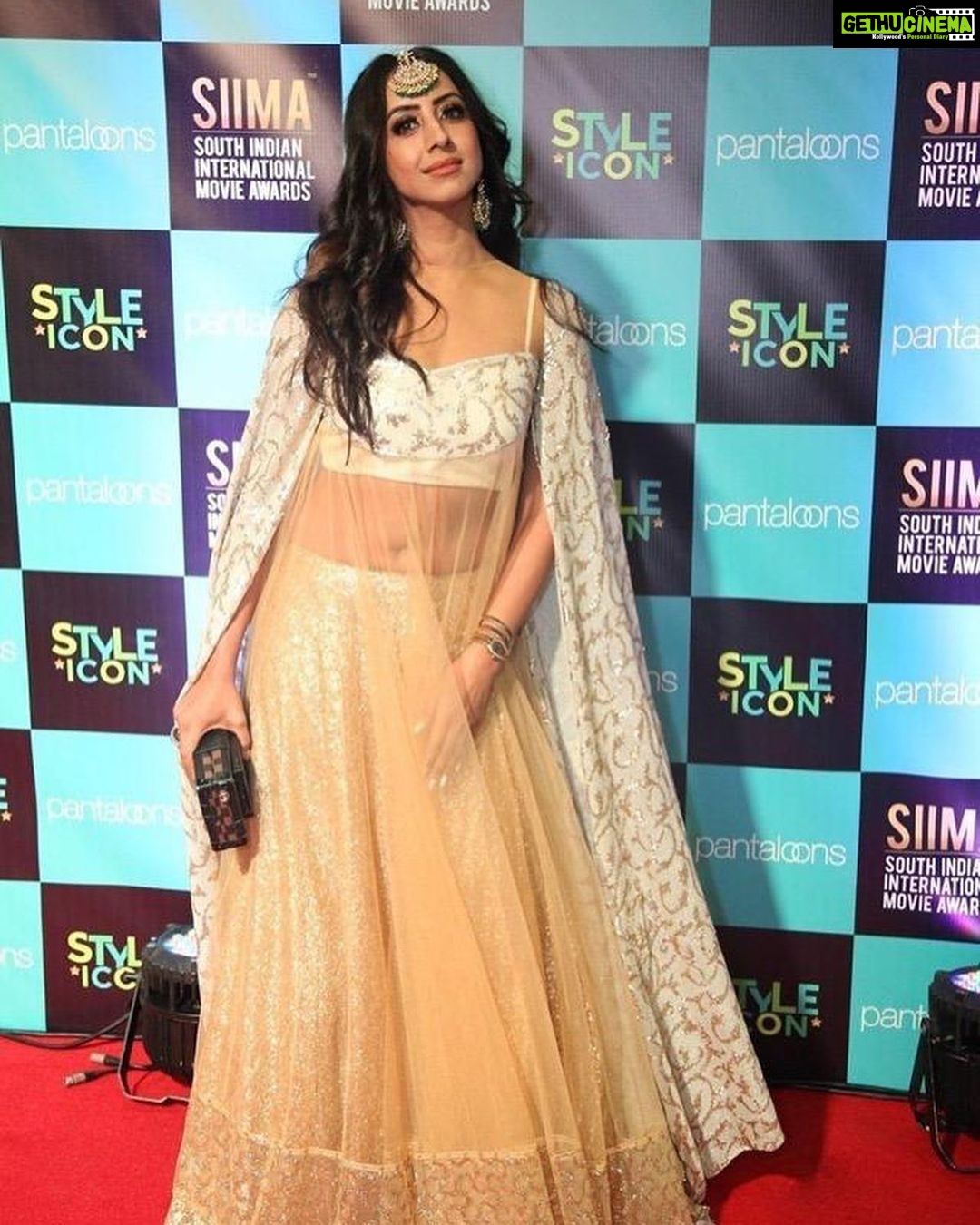 Sanjjanaa Instagram - #sanjjanaagalrani at #siimaawards2019 , sharing pics on the red carpet of #siimainqatar , #siimadayone , #siimaday2 , Thank u dear Reshma to hav made me look so good . Styled by #reshmagangji . Outfit by - #riazgangji Clutch by - @louisvuitton . Outfit @libasfashion.reshmariyaz Jewellry - #libas Ring by #gehnajewellers . @qatar.mod @qatarairways #qatartourism . Qatar Doha