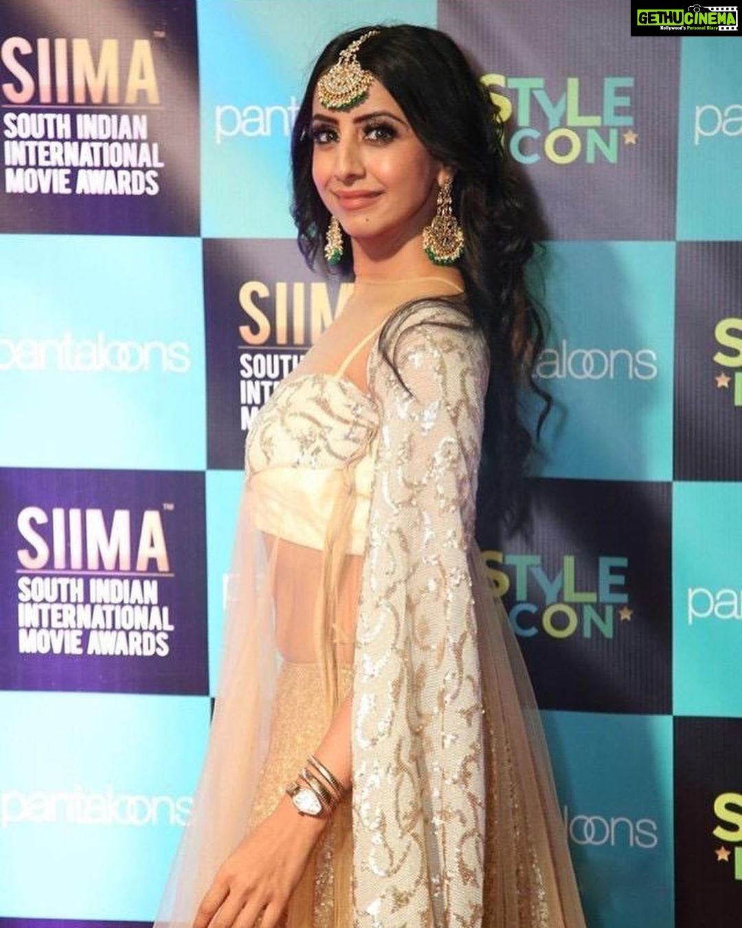 Sanjjanaa Instagram - #sanjjanaagalrani at #siimaawards2019 , sharing pics on the red carpet of #siimainqatar , #siimadayone , #siimaday2 , Thank u dear Reshma to hav made me look so good . Styled by #reshmagangji . Outfit by - #riazgangji Clutch by - @louisvuitton . Outfit @libasfashion.reshmariyaz Jewellry - #libas Ring by #gehnajewellers . @qatar.mod @qatarairways #qatartourism . Qatar Doha