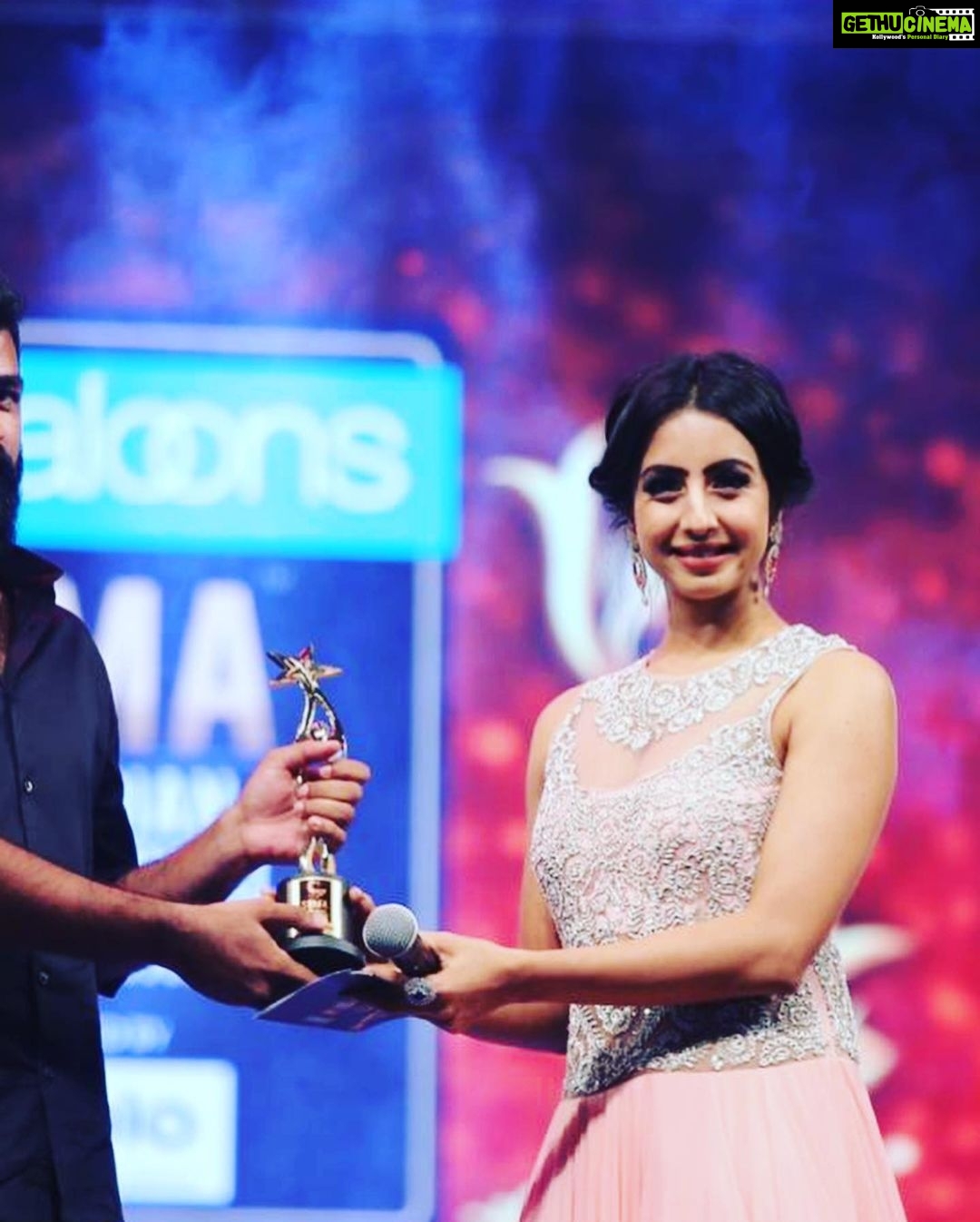 Sanjjanaa Instagram - #sanjjanaagalrani at #siimaawards2019 , sharing pics on the red carpet of #siimainqatar , #siimadayone , #siimaday2 , Thank u dear Reshma to hav made me look so good . Styled by #reshmagangji . Outfit by - #riazgangji Clutch by - @louisvuitton . Outfit @libasfashion.reshmariyaz Jewellry - #libas Ring by #gehnajewellers . @qatar.mod @qatarairways #qatartourism . Qatar Doha