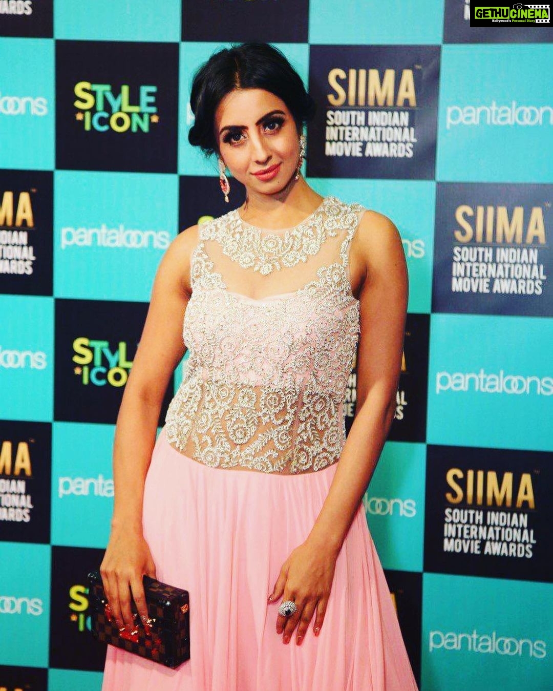 Sanjjanaa Instagram - #sanjjanaagalrani at #siimaawards2019 , sharing pics on the red carpet of #siimainqatar , #siimadayone , #siimaday2 , Thank u dear Reshma to hav made me look so good . Styled by #reshmagangji . Outfit by - #riazgangji Clutch by - @louisvuitton . Outfit @libasfashion.reshmariyaz Jewellry - #libas Ring by #gehnajewellers . @qatar.mod @qatarairways #qatartourism . Qatar Doha