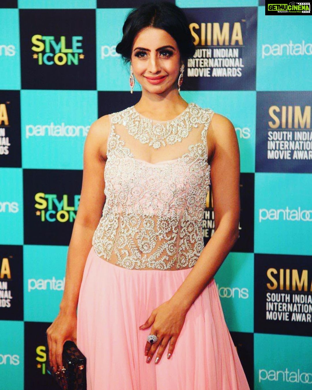 Sanjjanaa Instagram - #sanjjanaagalrani at #siimaawards2019 , sharing pics on the red carpet of #siimainqatar , #siimadayone , #siimaday2 , Thank u dear Reshma to hav made me look so good . Styled by #reshmagangji . Outfit by - #riazgangji Clutch by - @louisvuitton . Outfit @libasfashion.reshmariyaz Jewellry - #libas Ring by #gehnajewellers . @qatar.mod @qatarairways #qatartourism . Qatar Doha