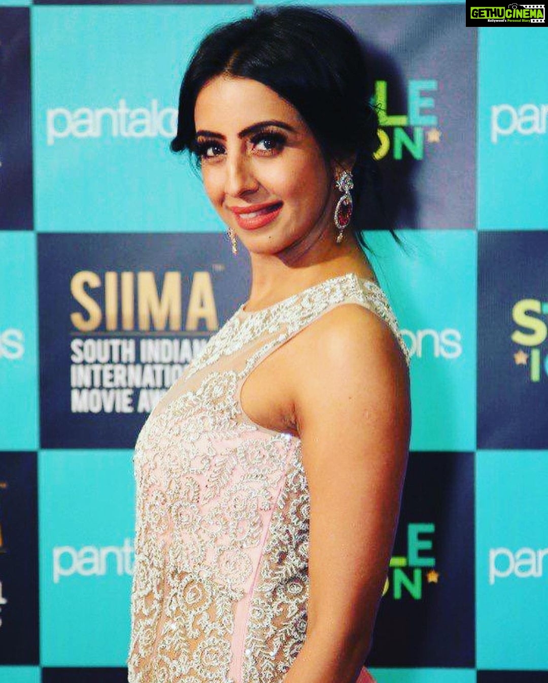 Sanjjanaa Instagram - #sanjjanaagalrani at #siimaawards2019 , sharing pics on the red carpet of #siimainqatar , #siimadayone , #siimaday2 , Thank u dear Reshma to hav made me look so good . Styled by #reshmagangji . Outfit by - #riazgangji Clutch by - @louisvuitton . Outfit @libasfashion.reshmariyaz Jewellry - #libas Ring by #gehnajewellers . @qatar.mod @qatarairways #qatartourism . Qatar Doha