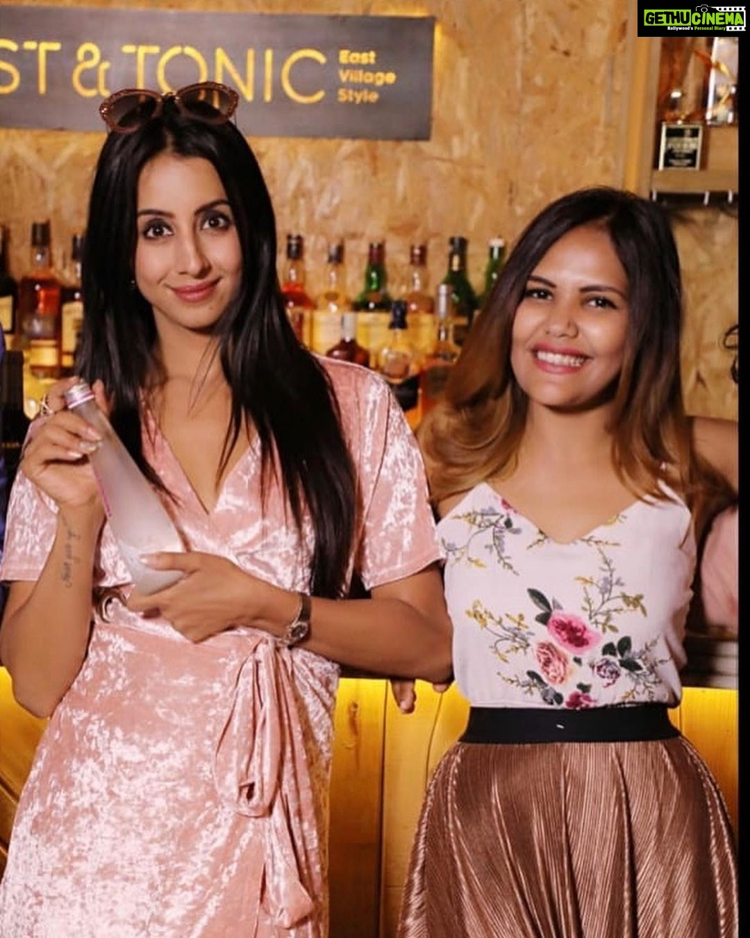 Sanjjanaa Instagram - #RawAndFine is the new awakening for me, and Iam very conscious of what I eat and where the ingredients are sourced from. @Himalayanind 's latest brunch at #Toast&Tonic was all about this. Happy that my favorite Mineral Water brand is acknowledging the efforts of such restaurants who put conscious efforts into sourcing products and curating a menu alike. Event coordinated by @Pallavisrkian @therakeshjain22, it was great meeting u @kuttiah π & was Fun hanging out with friends @anuj16rai @triyambakam_om_namah_shivay , Styled by @nischayniyogi #himalayanrawandfine #HimalayanSparkling #ChefManuChandra Toast & Tonic