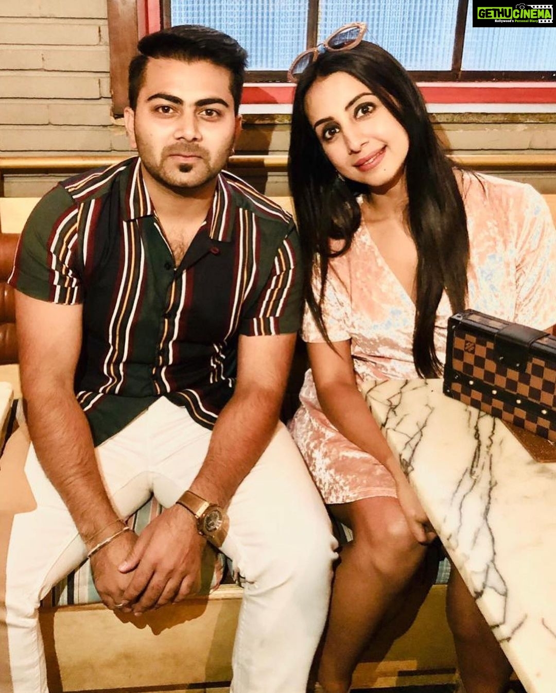 Sanjjanaa Instagram - #RawAndFine is the new awakening for me, and Iam very conscious of what I eat and where the ingredients are sourced from. @Himalayanind 's latest brunch at #Toast&Tonic was all about this. Happy that my favorite Mineral Water brand is acknowledging the efforts of such restaurants who put conscious efforts into sourcing products and curating a menu alike. Event coordinated by @Pallavisrkian @therakeshjain22, it was great meeting u @kuttiah π & was Fun hanging out with friends @anuj16rai @triyambakam_om_namah_shivay , Styled by @nischayniyogi #himalayanrawandfine #HimalayanSparkling #ChefManuChandra Toast & Tonic