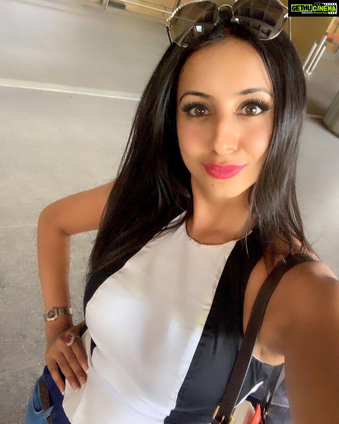 Sanjjanaa Instagram - Airport look & new project details , shooting for an album in mumbai for #zeemusic π produced by mumbai casting agency @govind, directed by Aswani kumar . #bollywoodjourney begins . #Tollywood #TeluguCinema #Bahubali #TollywoodActress #Southindianactress #Sanjjanaa #Sanjana #Sanjjanaagalrani #Sanjanagalrani #bujjigadu #tamilwebseries #aivar #tamilcinema #debutantactress #amazonprimevideo #trending #swarnakhadgam #tamilfilmindustry #tamilactress #bollywoodactress #karnataka #illayathalapathy #sanjana Mumbai Internartional Airport