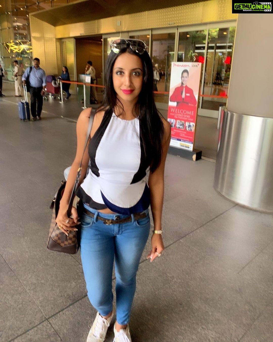 Sanjjanaa Instagram - Airport look & new project details , shooting for an album in mumbai for #zeemusic π produced by mumbai casting agency @govind, directed by Aswani kumar . #bollywoodjourney begins . #Tollywood #TeluguCinema #Bahubali #TollywoodActress #Southindianactress #Sanjjanaa #Sanjana #Sanjjanaagalrani #Sanjanagalrani #bujjigadu #tamilwebseries #aivar #tamilcinema #debutantactress #amazonprimevideo #trending #swarnakhadgam #tamilfilmindustry #tamilactress #bollywoodactress #karnataka #illayathalapathy #sanjana Mumbai Internartional Airport