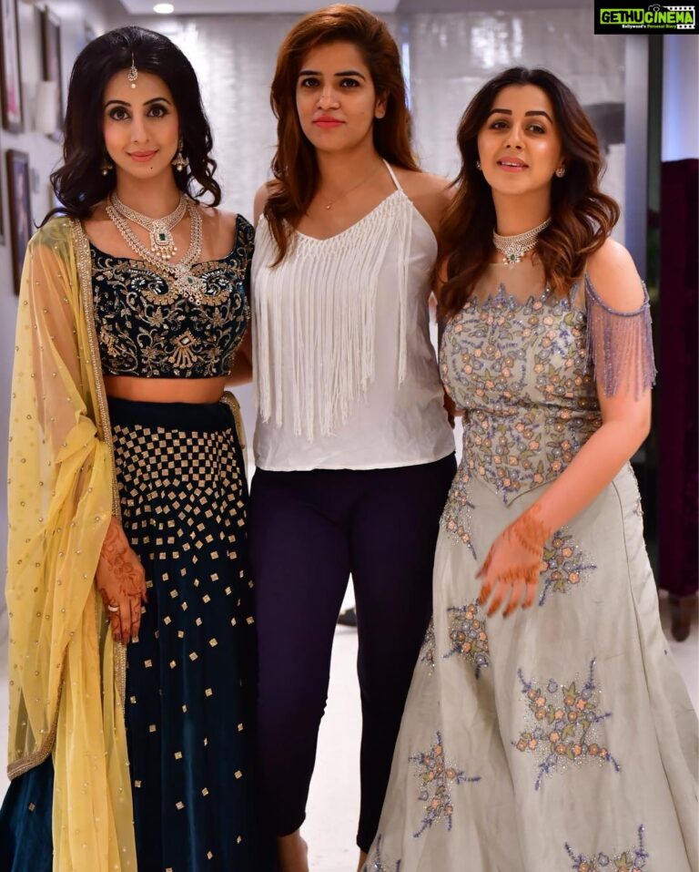 Sanjjanaa Instagram - Was lovely to dress for a family event a cousins engagement , wearing @neerusindia , hair & make up by @parishrm . Hea are some wonderful clicks . 💝💝 Indiranagar