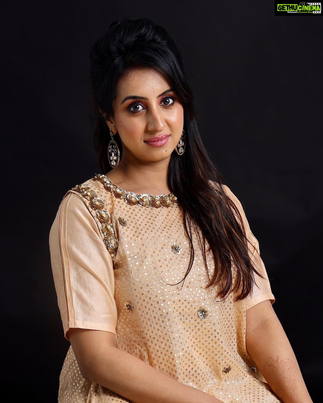 Sanjjanaa Instagram - Simplicity is Evergreen , & specially when weaves by @worldofvastram .. Iām simply in live with this lovely outfit which makes me feel so comfortable & eternally Beautiful , š & šāāļø @manglabanasude Jewellry by @rubansaccessories @portraitbybhardwaj ā¤ļø Have a blessed day ahead ⦠ā¤ļø Bangalore, India