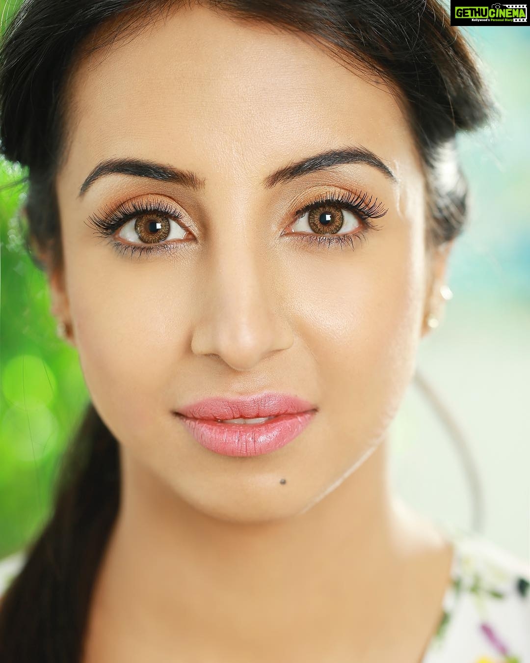 Sanjjanaa Instagram - Thank you to the entire team to have made me look so fresh and adorable , @aghoshvyshnavam photography. styled by @nischayniyogi , hair & make up by @gotomirrors , look curated by - vijaylakshmi goodapathi chairperson #mirrorsluxurysalons . Indiranagar