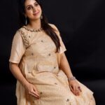 Sanjjanaa Instagram – Simplicity is Evergreen , & specially when weaves by @worldofvastram .. I’m simply in live with this lovely outfit which makes me feel so comfortable & eternally Beautiful , 

💄 & 💇‍♀️ @manglabanasude 
Jewellry by @rubansaccessories 
@portraitbybhardwaj ❤️ 

Have a blessed day ahead … ❤️ Bangalore, India