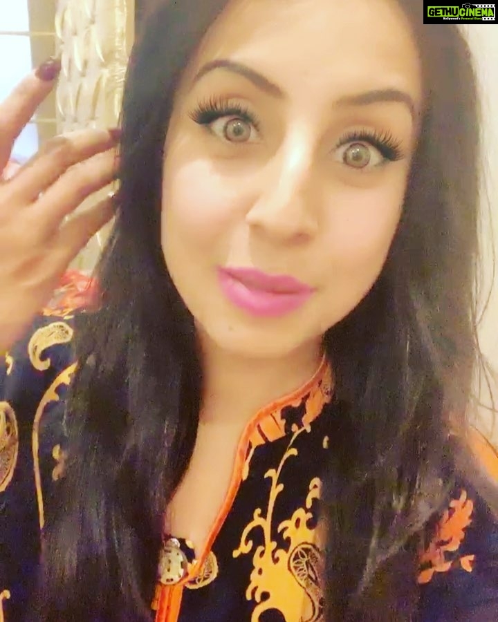 Sanjjanaa Instagram - Thank you for making me look so gorgeous always @srikrishnadiamondsandjewellery β€οΈ & @adwaithshine ππ caption this picture with one word my lovely followers πππ Bangalore, India