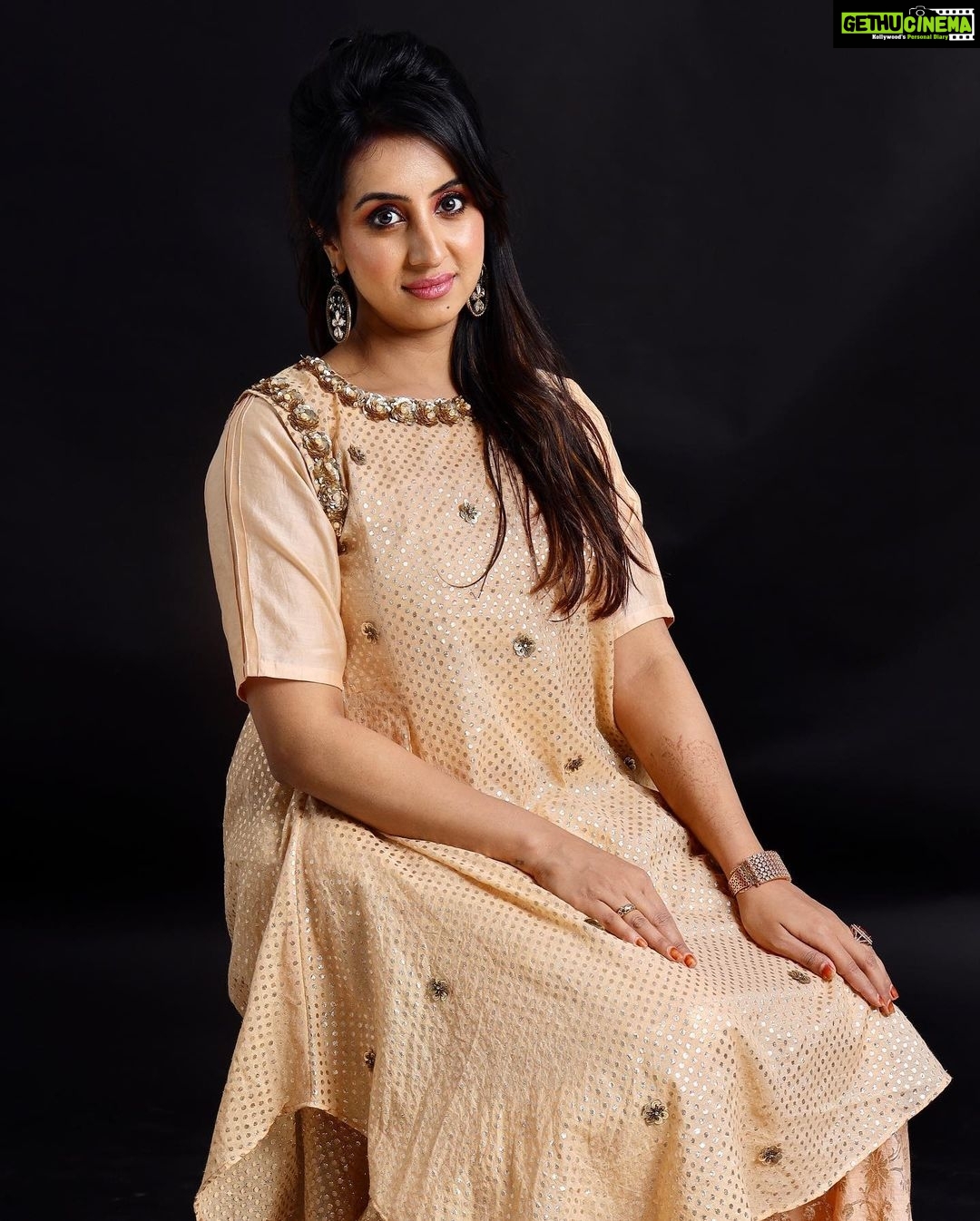 Sanjjanaa Instagram - Simplicity is Evergreen , & specially when weaves by @worldofvastram .. Iām simply in live with this lovely outfit which makes me feel so comfortable & eternally Beautiful , š & šāāļø @manglabanasude Jewellry by @rubansaccessories @portraitbybhardwaj ā¤ļø Have a blessed day ahead ⦠ā¤ļø Bangalore, India