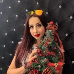 Sanjjanaa Instagram - May the closeness of friends, the comfort of home, and the unity of our nation, renew your spirits this festive season. Here's wishing you all a Very Happy Christmas😊 #merrychristmas , also very happy to bump in to @mvrajeevgowda ji , For breakfast @ The #parkhayatt . What are your plans for New Years every body ? Hyderabad