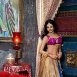 Sanjjanaa Instagram – Pics from our project which is currently on air @colorstvtamil @etvtelugu @etvteluguindia @colorsbangla #coloursodia @voot @youtube .  Wishing everybody a very happy Christmas and a very happy New Year from the entire team of @satyayata @yatanaveena @sanjjanaagalrani @arkamediaworks @sundipved  #Swarnakhadgam #illayathalapathy @ramojifilmcity @swarnakhadgamofficial , pics shot by @shareefnandyala 🙏It’s a blessing to be shooting for this show while it is on air and you have got so much appreciation from the audience of five states #AndhraPradesh #Telangana #TamilNadu #Odisha and #Westbengal . ❤️❤️ love to all ❤️ Ramoji Film City