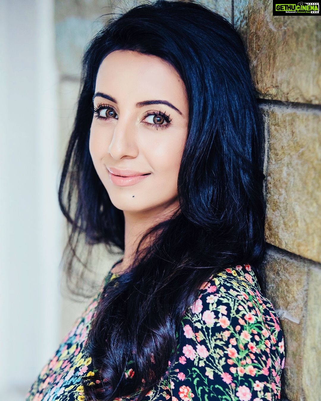 Sanjjanaa Instagram - Here are some wonderful pics , lets bring the weekend in togeather , lots & lots of love to all , do watch @swarnakhadgamofficial repeat telecast every week from 10.30 am to 11.30 am on @etvtelugu @etvteluguindia , also subscribe to the channel of #Swarnakhadgam on @youtube - look for “ etv Swarnakhadgam “ Look curated by - dr.vijaylakshmi goodapathy - founder - mirrors luxury saloons . @gotomirrors , Pics by - @shareefnandyala photography . Many thanx for all your love 💖 🙏 Hyderabad