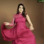 Sanjjanaa Instagram - @tikiappofficial has been a delightful journey , follow me now on #tikiappofficial if you still haven’t follow to get some daily non- stop entertainment ❤️❤️❤️ Make up & hair by @manglabanasude . Make up products by @official_dermacol_india , use my code DCSANJU on there website in there insta bio .. & get a never before discount ❤️