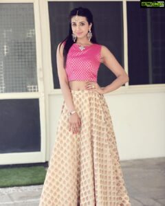 Sanjjanaa Instagram - Outfit by @neerusindia ❤️❤️ Looking forward to an event this evening by @theofficialsbi #sbibank , c u all today ❤️ exited . Describe my picture with one word ?? ❤️😻 #sandalwood #telugufilms #kannadafilms,