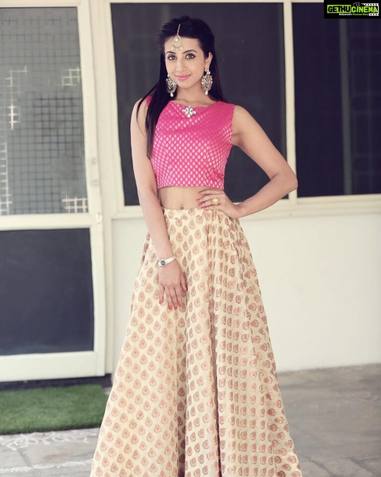 Sanjjanaa Instagram - Outfit by @neerusindia ❤️❤️ Looking forward to an event this evening by @theofficialsbi #sbibank , c u all today ❤️ exited . Describe my picture with one word ?? ❤️😻 #sandalwood #telugufilms #kannadafilms,