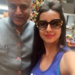 Sanjjanaa Instagram - May the closeness of friends, the comfort of home, and the unity of our nation, renew your spirits this festive season. Here's wishing you all a Very Happy Christmas😊 #merrychristmas , also very happy to bump in to @mvrajeevgowda ji , For breakfast @ The #parkhayatt . What are your plans for New Years every body ? Hyderabad