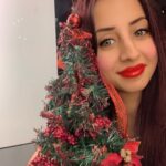 Sanjjanaa Instagram - May the closeness of friends, the comfort of home, and the unity of our nation, renew your spirits this festive season. Here's wishing you all a Very Happy Christmas😊 #merrychristmas , also very happy to bump in to @mvrajeevgowda ji , For breakfast @ The #parkhayatt . What are your plans for New Years every body ? Hyderabad