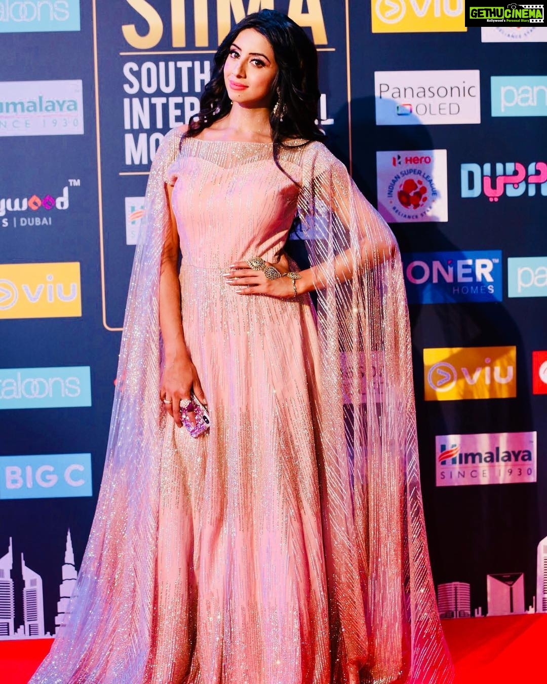 Sanjjanaa Instagram - Siima awards day 2 , also sharing pics of working out 🏋️♀️ at dubai & bumping & making a new gym buddy . Chq who it is 😊🏋️♀️ Dubai, United Arab Emirates