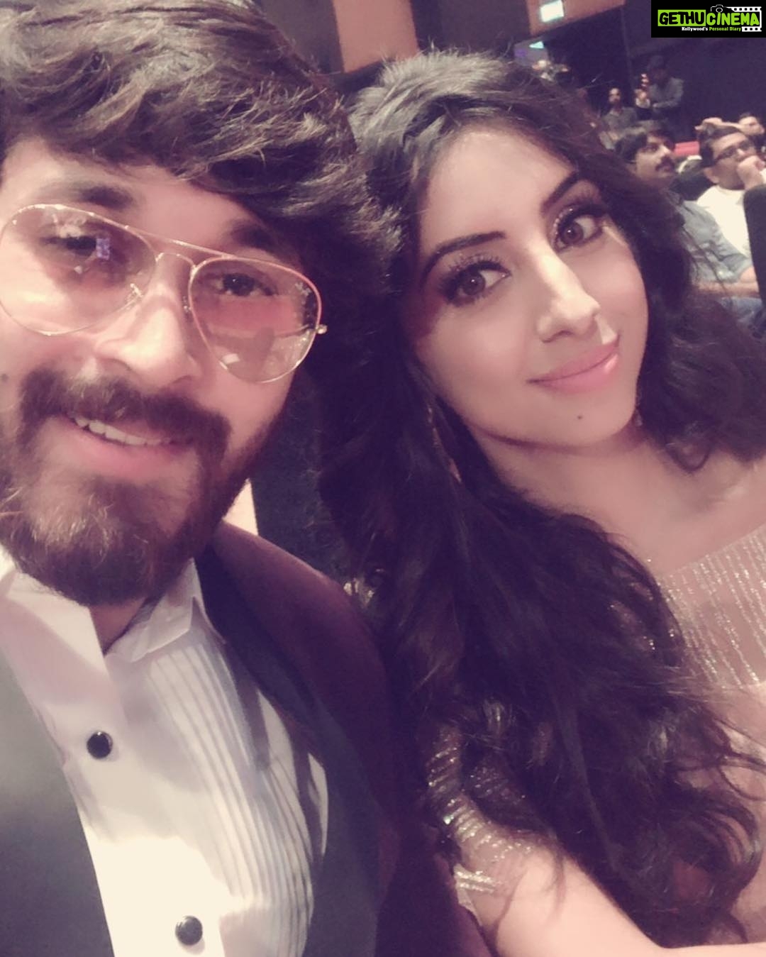 Sanjjanaa Instagram - Siima awards day 2 , also sharing pics of working out 🏋️♀️ at dubai & bumping & making a new gym buddy . Chq who it is 😊🏋️♀️ Dubai, United Arab Emirates
