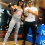 Sanjjanaa Instagram - Siima awards day 2 , also sharing pics of working out 🏋️‍♀️ at dubai & bumping & making a new gym buddy . Chq who it is 😊🏋️‍♀️ Dubai, United Arab Emirates