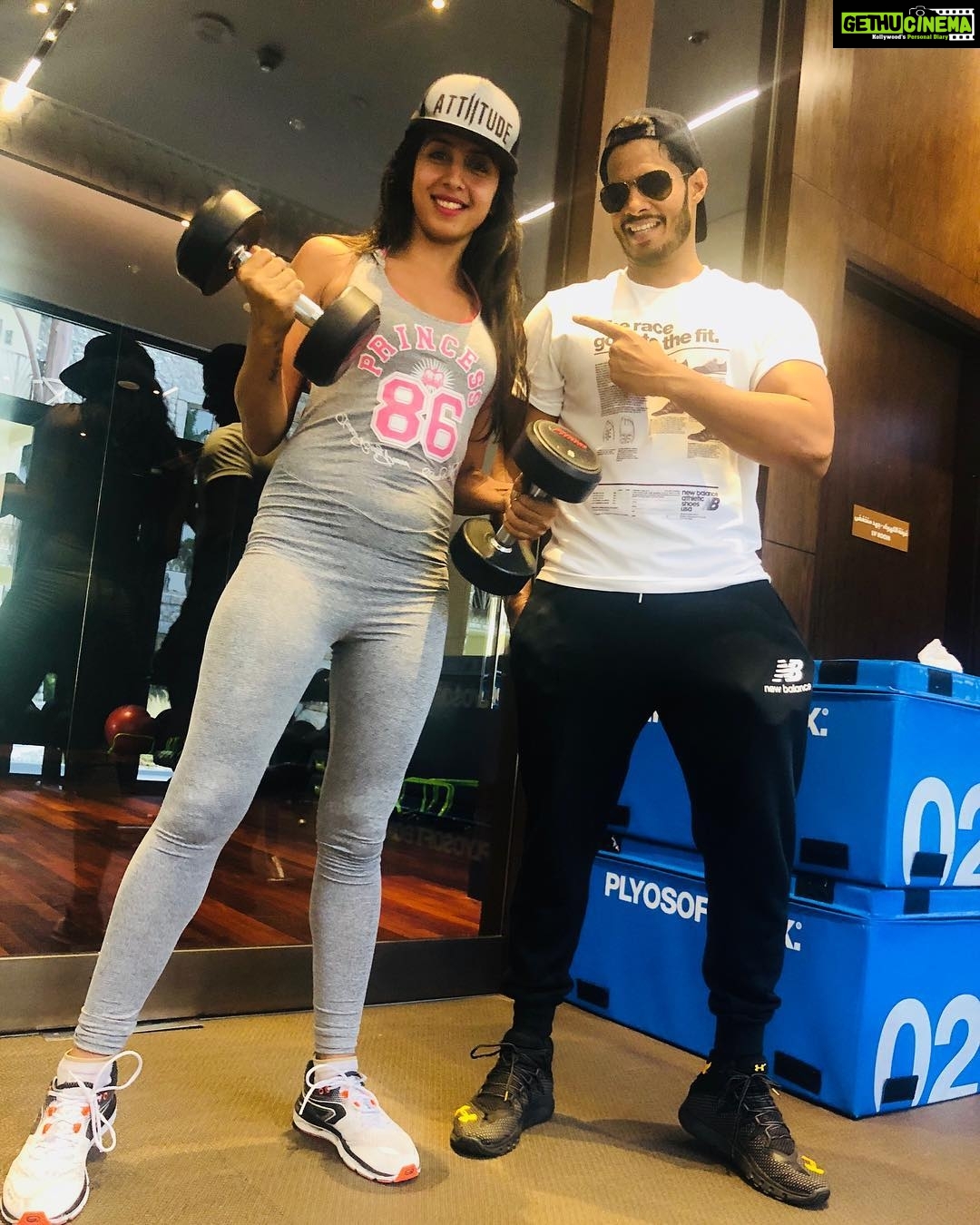 Sanjjanaa Instagram - Siima awards day 2 , also sharing pics of working out 🏋️♀️ at dubai & bumping & making a new gym buddy . Chq who it is 😊🏋️♀️ Dubai, United Arab Emirates