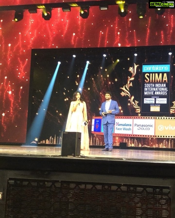 Sanjjanaa Instagram - Siima awards day 2 , also sharing pics of working out 🏋️♀️ at dubai & bumping & making a new gym buddy . Chq who it is 😊🏋️♀️ Dubai, United Arab Emirates