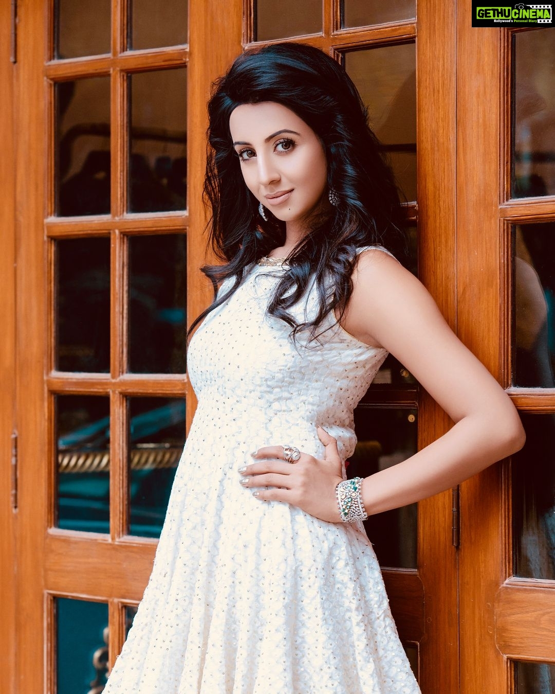 Sanjjanaa Instagram - Describe these pics with one single word ???? Or one line of your most favourite song from any film from any language ????? 💖💝💖