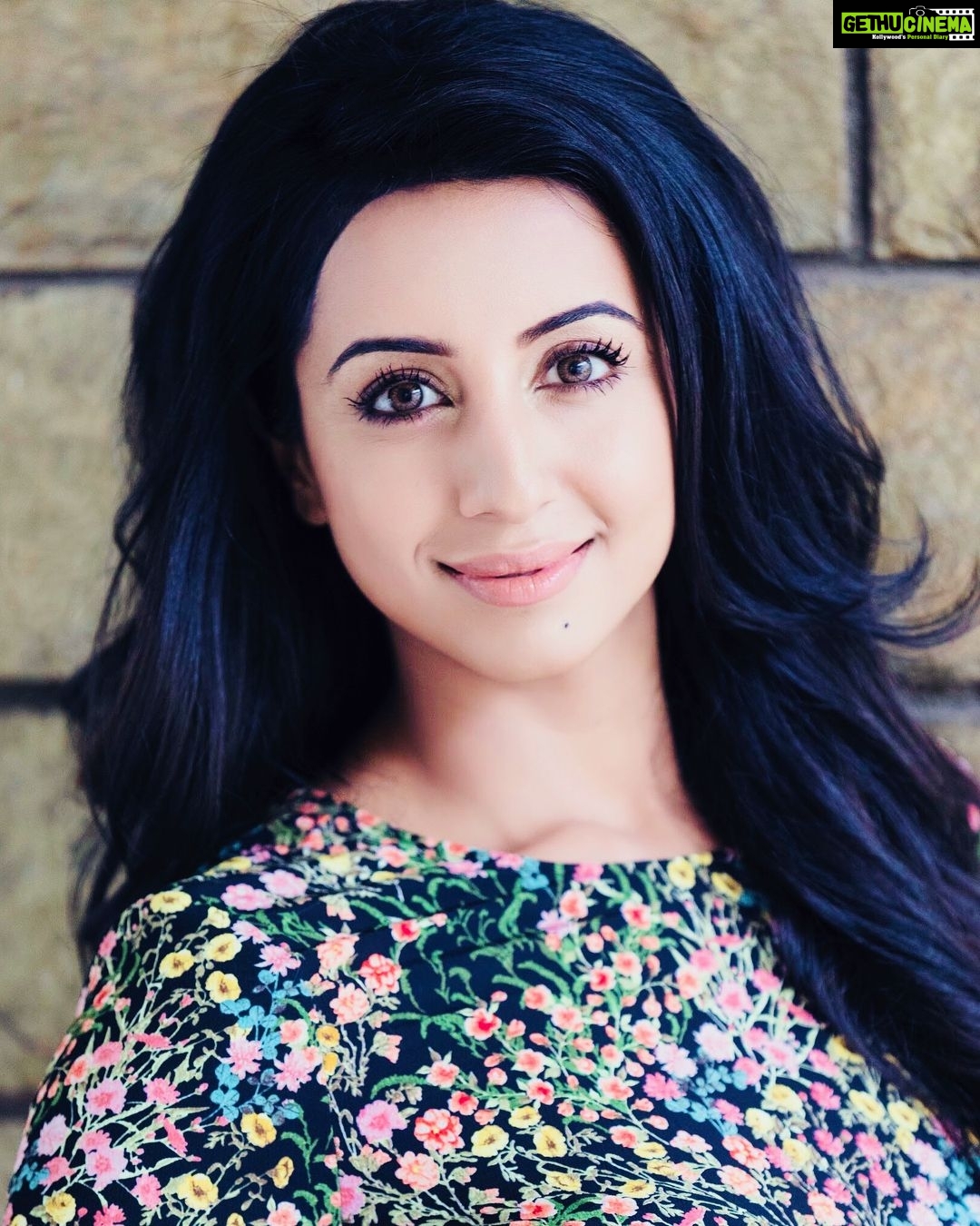 Sanjjanaa Instagram - Here are some wonderful pics , lets bring the weekend in togeather , lots & lots of love to all , do watch @swarnakhadgamofficial repeat telecast every week from 10.30 am to 11.30 am on @etvtelugu @etvteluguindia , also subscribe to the channel of #Swarnakhadgam on @youtube - look for β etv Swarnakhadgam β Look curated by - dr.vijaylakshmi goodapathy - founder - mirrors luxury saloons . @gotomirrors , Pics by - @shareefnandyala photography . Many thanx for all your love π π Hyderabad