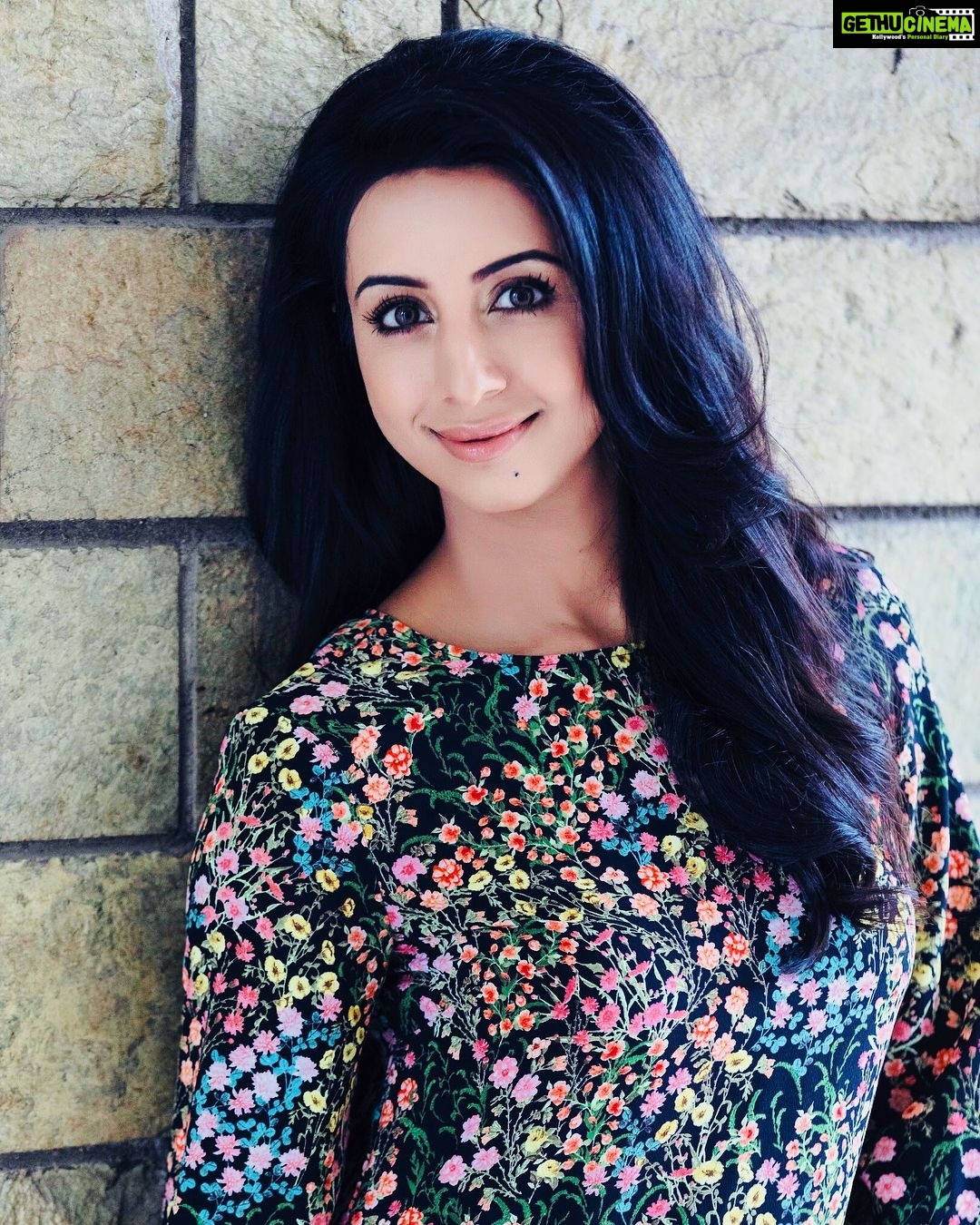 Sanjjanaa Instagram - Here are some wonderful pics , lets bring the weekend in togeather , lots & lots of love to all , do watch @swarnakhadgamofficial repeat telecast every week from 10.30 am to 11.30 am on @etvtelugu @etvteluguindia , also subscribe to the channel of #Swarnakhadgam on @youtube - look for β etv Swarnakhadgam β Look curated by - dr.vijaylakshmi goodapathy - founder - mirrors luxury saloons . @gotomirrors , Pics by - @shareefnandyala photography . Many thanx for all your love π π Hyderabad
