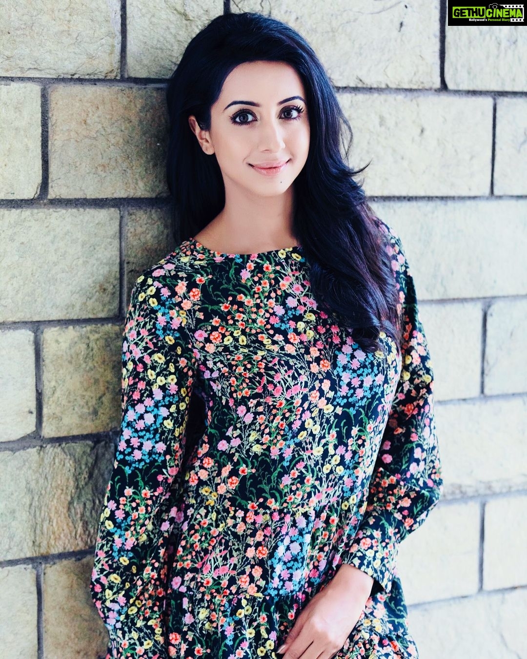 Sanjjanaa Instagram - Here are some wonderful pics , lets bring the weekend in togeather , lots & lots of love to all , do watch @swarnakhadgamofficial repeat telecast every week from 10.30 am to 11.30 am on @etvtelugu @etvteluguindia , also subscribe to the channel of #Swarnakhadgam on @youtube - look for β etv Swarnakhadgam β Look curated by - dr.vijaylakshmi goodapathy - founder - mirrors luxury saloons . @gotomirrors , Pics by - @shareefnandyala photography . Many thanx for all your love π π Hyderabad