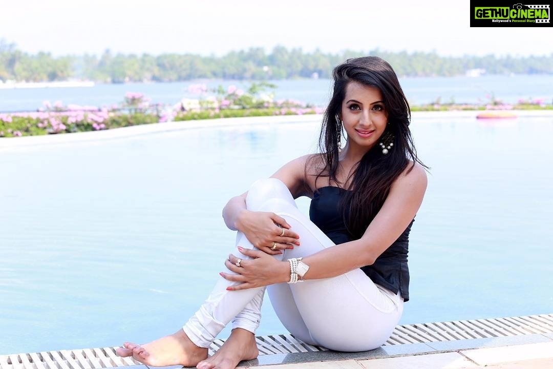 Sanjjanaa Instagram - Sending out some Tuesday love💕