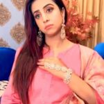 Sanjjanaa Instagram – Congratulations on expecting a bundle of joy🥳 @sanjjanaagalrani 

Looking like a dream wearing our pink suit set with banarasi dupatta from our maternity collection. Loved the way you styled it with makeup from @makeup_byushanagaraj and jewellery from @rubansaccessories ❤️

This comfortable suit set is designed with thoughtful details specifically for pregnant and postpartum moms. The graceful pink colour will make your look more beautiful🤩.

Looking for an elegant suit set for any upcoming occasion or celebration?
You will find one at @zelenaformommies.
Made with soft fabric and vibrant colour this dress give your perfect festive look.
Shop @sanjjanaagalrani outfit from zelenafashion.com

❤️Lots of love from team zelena❤️
In frame @sanjjanaagalrani 
make up- @makeup_byushanagaraj 
Jewellery- @rubansaccessories 
Dress- @zelenaformommies