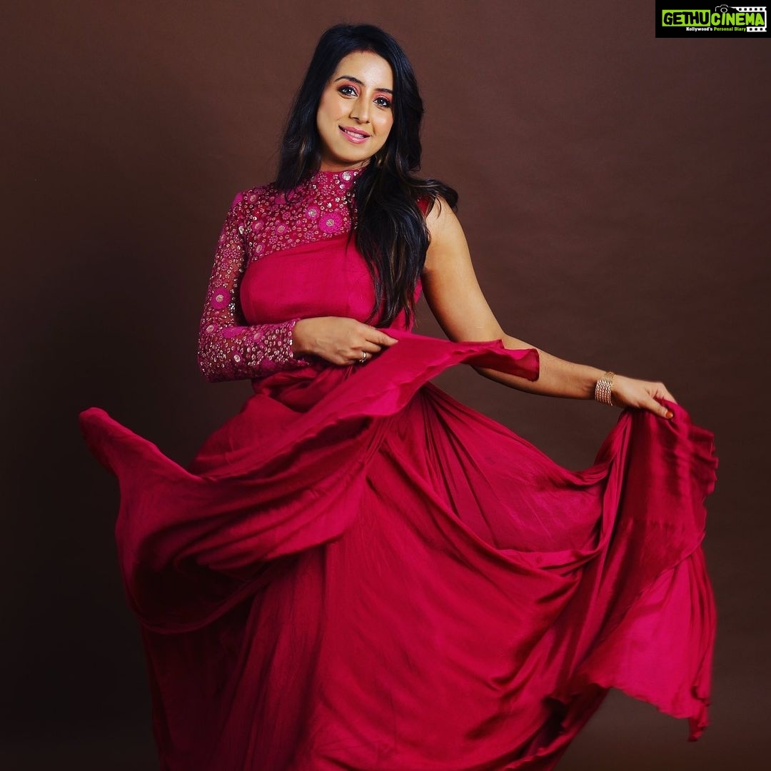 Sanjjanaa Instagram - Hi guys have a look at this really beautiful pictures shot by @portraitbybhardwaj MUA @manglabanasude Outfit @worldofvastram Jewellry @rubansaccessories … As the call with Wave three has come around as a big threat , let’s address it before it affects our life .. Stay safe and stay indoors as much as you can , stay blessed . Check out my YouTube channel in my Instagram Bio , do subscribe to it & show some love ❤️ Karnataka, Bangalore