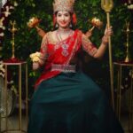 Sanjjanaa Instagram - I wish I was a child and every Navratri evening I would go back to play dandiya and dance performing Garba … I so miss those carefree days when we were kids we used to await this grandest festival, flaunting nine beautiful different outfits on all nine days .. We would look forward to the Jagran, the daily aarti followed by this beautiful dancing festival and meeting & greeting with all friends and relatives …. Mera Bachpan Lautaaadijiyeeeeeee koi ….. I thank the godess to have always been the biggest inspiration of strength in my life and has blessed me in my life with everything more than what I deserve ❤️❤️❤️ Happy Navrathri festival 🙏 Jai Mata di …. I am always “ Vocal for Local “ I totally loved working with the group of talented names & brands below … follow them Now ❤️ Jewellry by @srikrishnadiamondsandjewellery , ✍️ editor @kool_swaroop Photography @shivs_snap , Mua @prettify_makeover , Shoot Decor by @hidden.lightz , Designer @florencefashion4 Bangalore, India